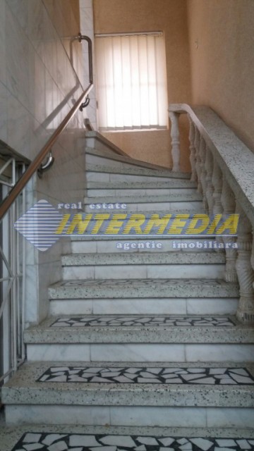 vila-de-vanzare-in-centru-6-camere-3-garaje-11